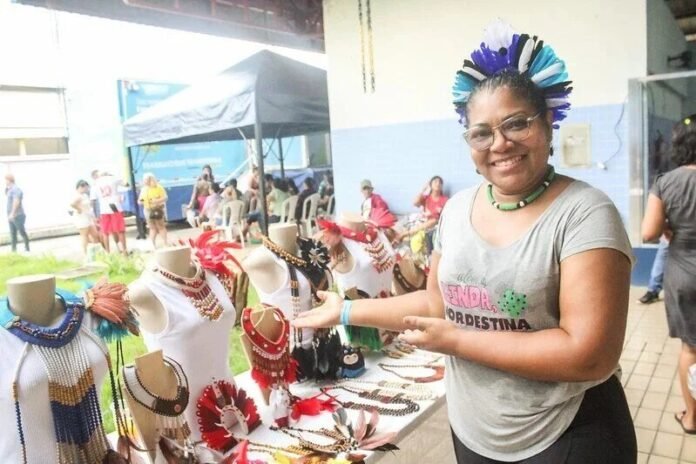 Governo Presente em Manaus: Feira de Economia Criativa impulsiona artesãs durante temporada bovina