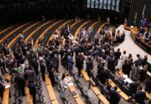Congresso derruba veto de Lula e mantém PL da Dosimetria, beneficiando condenados por 8 de janeiro