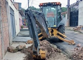 Prefeitura de Manaus recupera rede de drenagem na rua Berimbau, Colônia Terra Nova