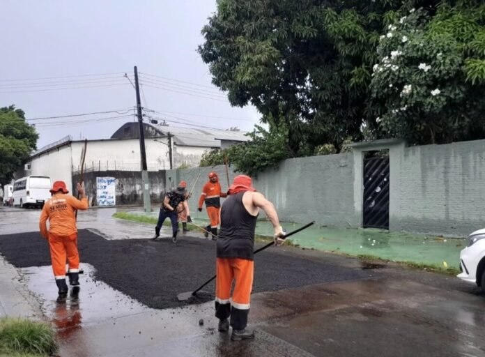 Prefeitura de Manaus avança na recuperação asfáltica da rua Almir Pedreiras, no bairro Petrópolis