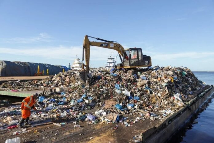 Prefeitura de Manaus realiza quinto transbordo do ano e remove 400 toneladas de lixo da orla e igarapés