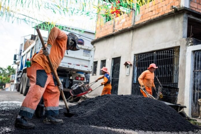 Prefeitura de Manaus avança com operação Tapa-Buracos na rua Dona Beija, bairro da Paz
