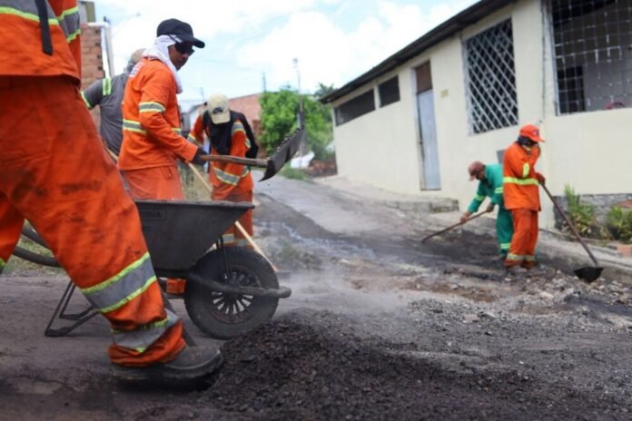 Prefeitura de Manaus intensifica operação 'Tapa-Buracos' com fresagem e recuperação asfáltica no Cidade de Deus