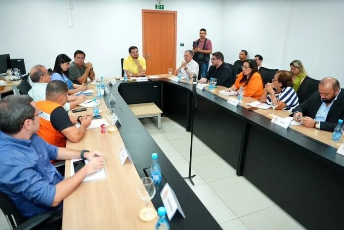 Prefeito Renato Junior declara estado de atenção em Manaus devido à fumaça de queimadas