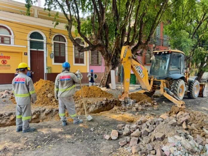 Obras na Rua Ferreira Pena, em Manaus, entram em nova fase com escavações para infraestrutura subterrânea