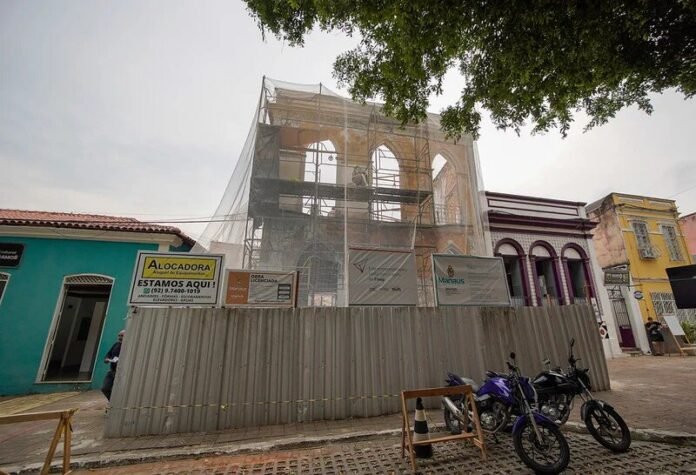 Casarão de São Vicente em Manaus avança em obras de fachada, fundações e elementos metálicos