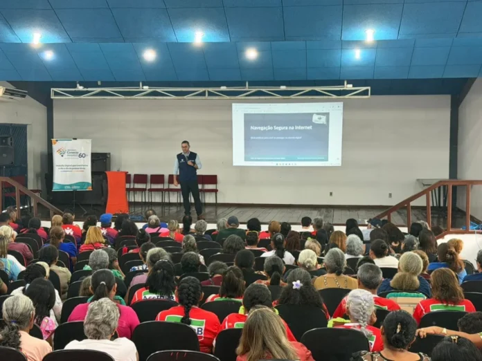 Prefeitura de Manaus lança manual e palestra sobre internet segura para idosos