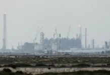 Mercado de petróleo em turbulência após ataques a infraestruturas no Oriente Médio
