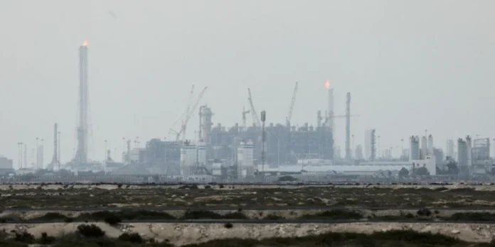 Mercado de petróleo em turbulência após ataques a infraestruturas no Oriente Médio