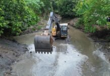 Prefeitura de Manaus realiza dragagem e limpeza em igarapé da Redenção após solicitação de moradores