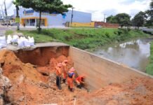 Prefeitura de Manaus executa obra emergencial para conter erosão no igarapé do Passarinho