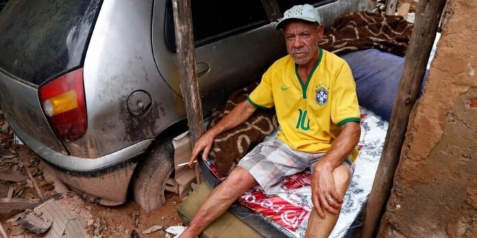 Morador de Juiz de Fora vive em meio a escombros após tragédia com lama