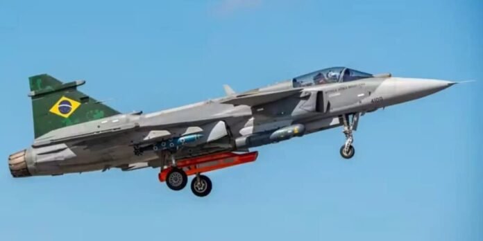 Lula batiza primeiro caça Gripen produzido no Brasil em evento na Embraer