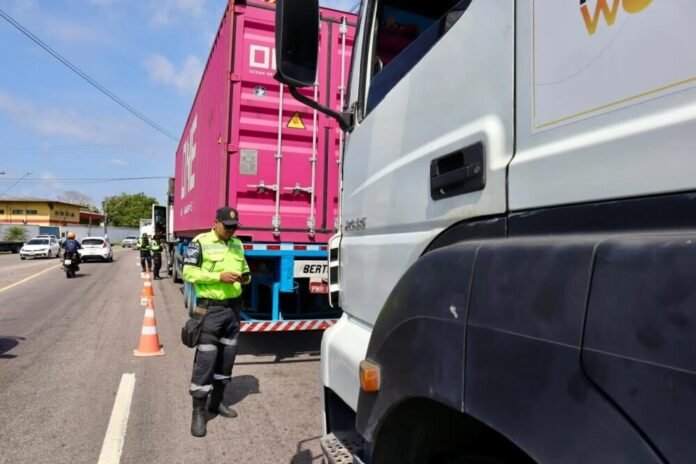 Operação "Carga Pesada" fiscaliza caminhões e motocicletas na zona Sul de Manaus e realiza 483 abordagens