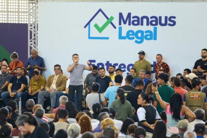 Prefeito David Almeida entrega 1.500 registros definitivos e ultrapassa 16 mil imóveis regularizados em Manaus