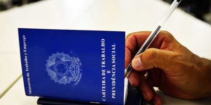 Brasil atinge recorde de 66,8% de trabalhadores na previdência social em fevereiro