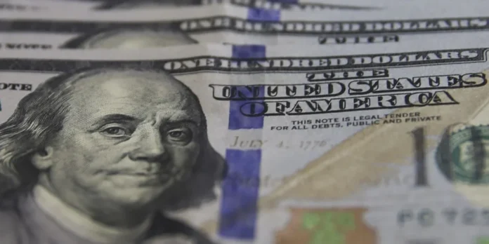 Dólar fecha estável após AIE anunciar liberação de reservas de petróleo