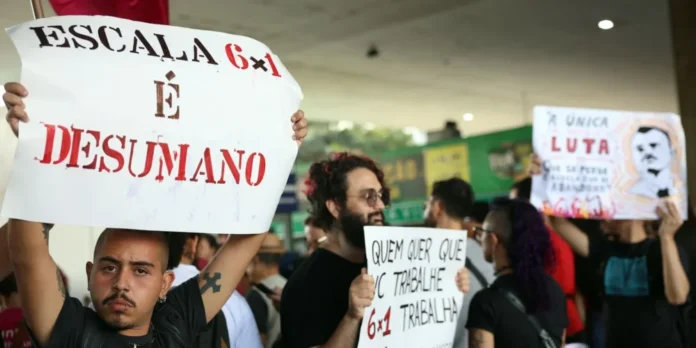 Pesquisa revela que 8 em cada 10 jovens brasileiros defendem o fim da escala 6x1