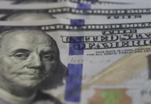 Dólar atinge R$ 5,32 com tensão no Irã, maior valor desde janeiro; Ibovespa cai