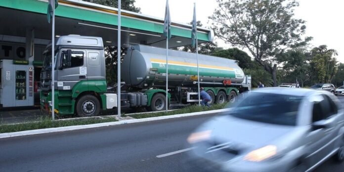 Mais de 80% dos estados aderem a subsídio de R$ 1,20 por litro no diesel importado