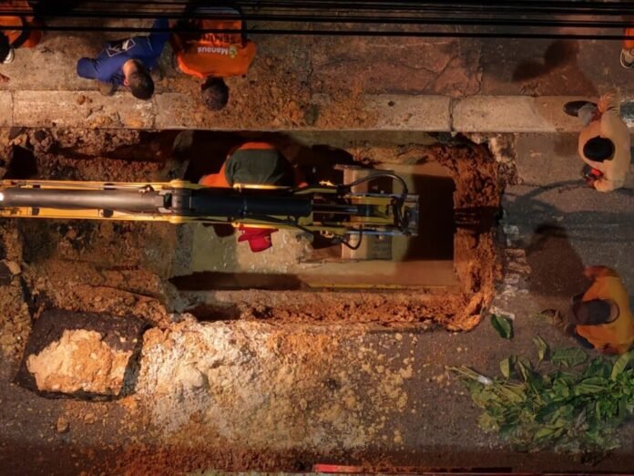 Força-tarefa noturna da Prefeitura de Manaus restabelece drenagem na Djalma Batista