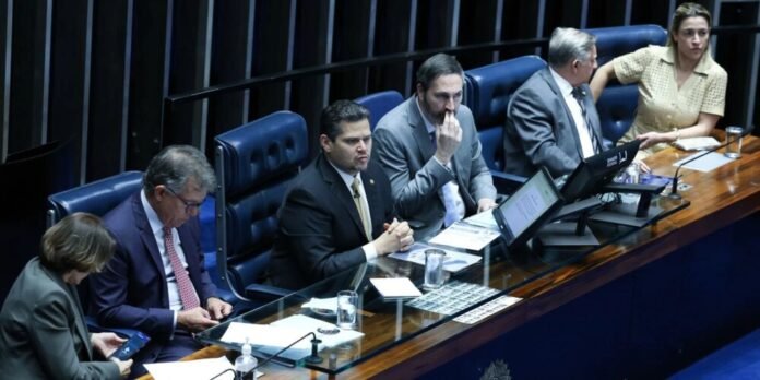 Senado aprova projeto que reconhece estágio como experiência profissional para concursos