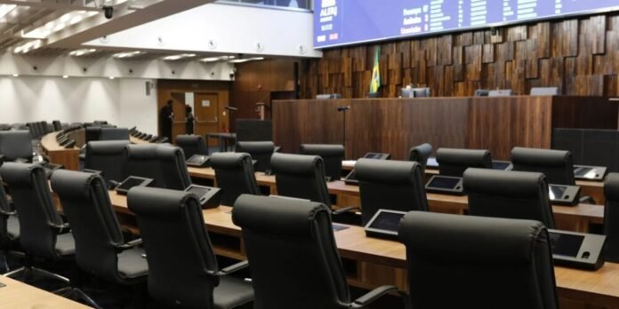 Proposições sobre IA em assembleias legislativas focam em controle e vigilância, aponta dossiê