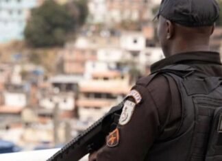 PM apreende três toneladas de drogas e armamento pesado em operação na Maré