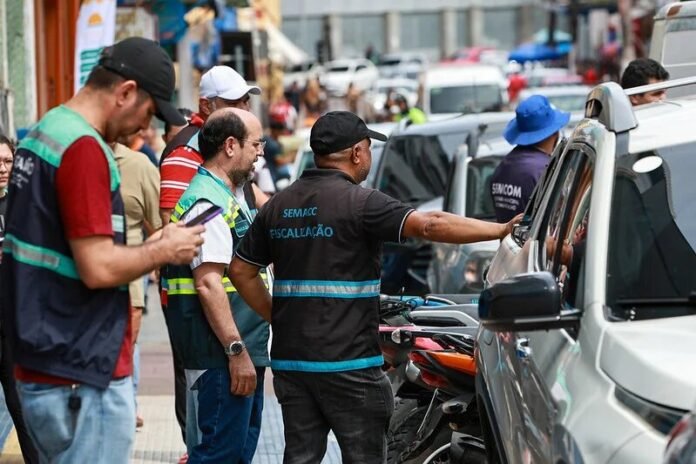 Prefeitura de Manaus realiza ação integrada para coibir ocupação irregular de vagas da Zona Azul no Centro