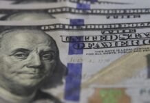 Dólar tem forte queda e Bolsa brasileira atinge novo recorde com alívio no conflito EUA-Irã