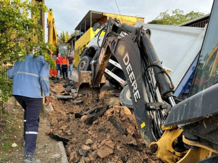 Prefeitura de Manaus atua em ação integrada para recuperar via afetada no Parque São Pedro