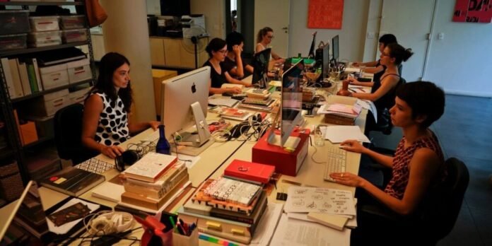 Emprego feminino cresce 11%, mas desigualdade salarial para mulheres persiste no Brasil