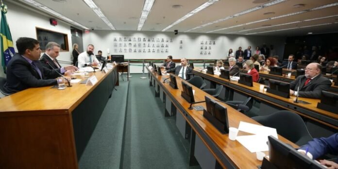 Conselho de Ética da Câmara adia análise de punição contra deputados por invasão da mesa diretora