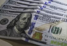 Dólar despenca para R$ 4,95 e atinge menor patamar em dois anos no Brasil