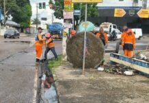 Equipes da prefeitura retiram lixo inusitado de drenagem na zona Sul de Manaus para combater alagamentos
