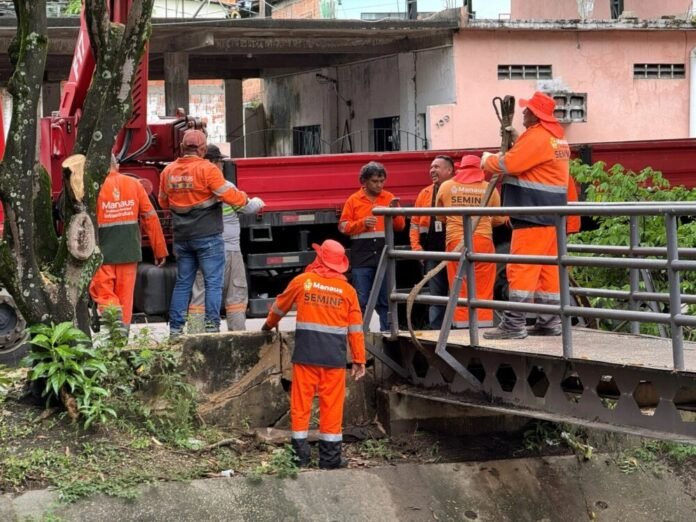 Prefeitura de Manaus recupera ponte metálica no Petrópolis afetada por chuvas e lixo
