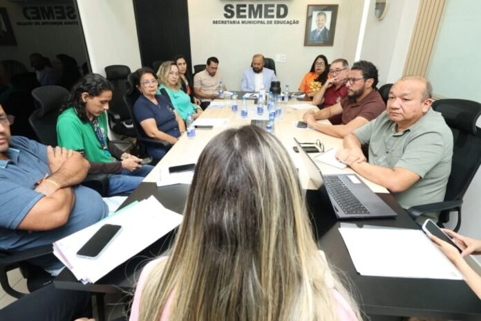 Prefeitura de Manaus e professores discutem melhorias na educação municipal