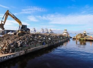 Prefeitura de Manaus realiza 4ª operação de transbordo do ano e retira cerca de 300 toneladas de resíduos da orla do rio Negro