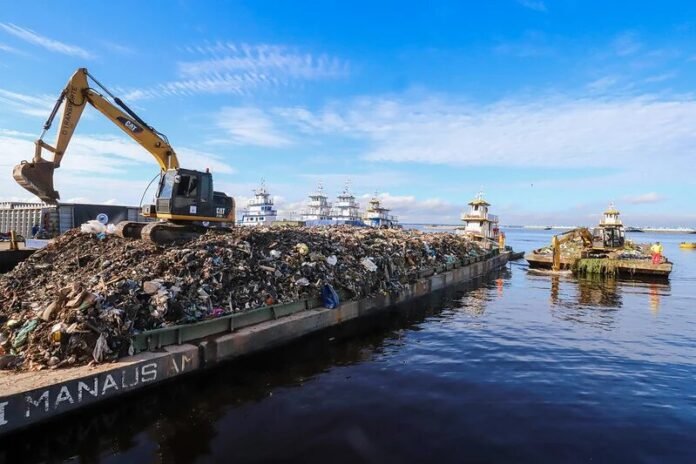 Prefeitura de Manaus realiza 4ª operação de transbordo do ano e retira cerca de 300 toneladas de resíduos da orla do rio Negro
