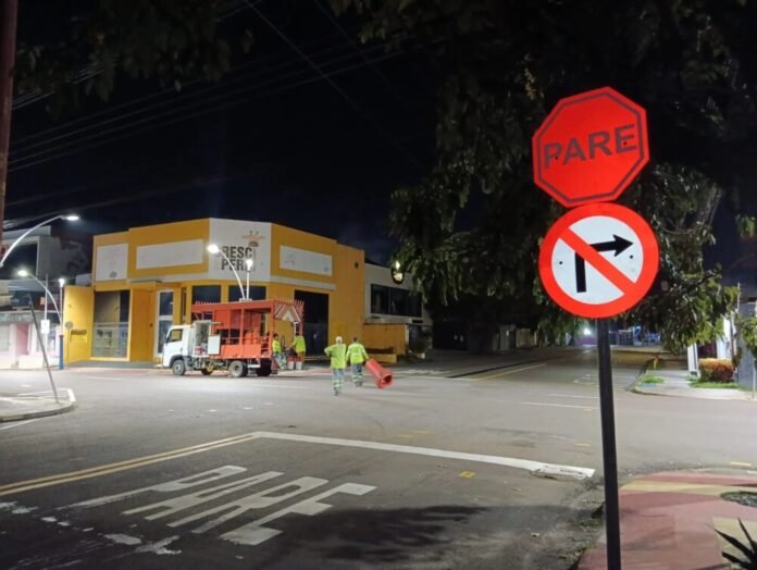 Prefeitura de Manaus intensifica revitalização da sinalização viária nas zonas Centro-Sul e Sul