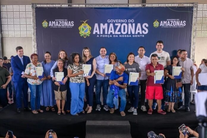 Roberto Cidade entrega mais de 400 títulos definitivos para famílias da Zona Norte de Manaus