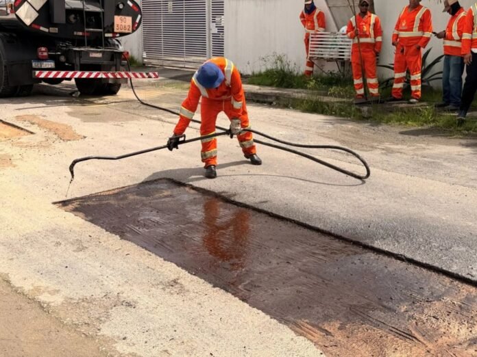 Prefeitura de Manaus intensifica recuperação asfáltica no bairro Flores e zona Centro-Sul