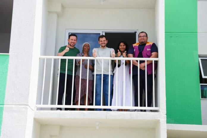 Prefeito Renato Junior entrega móveis a famílias do residencial Morar Melhor 15 em Manaus