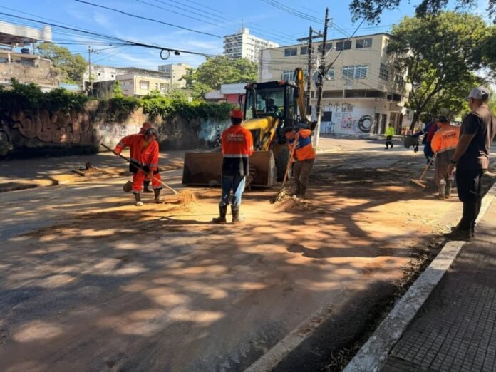 Prefeitura de Manaus age de madrugada e impede afundamento de via crucial no Centro