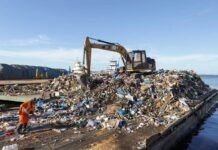 Prefeitura de Manaus realiza quinto transbordo do ano e remove 400 toneladas de lixo da orla e igarapés