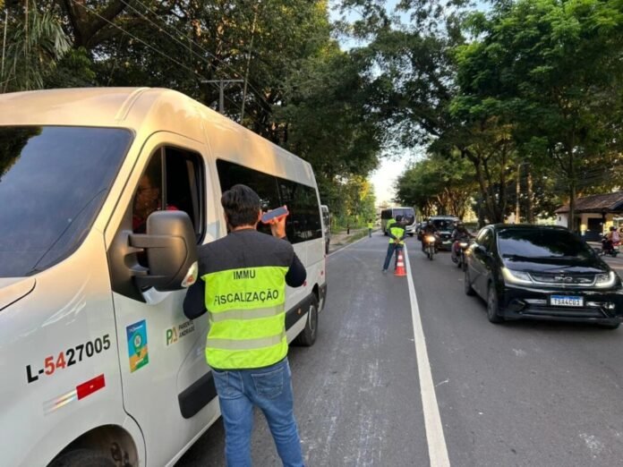 Operação da Prefeitura de Manaus apreende micro-ônibus com roda solta e irregularidades