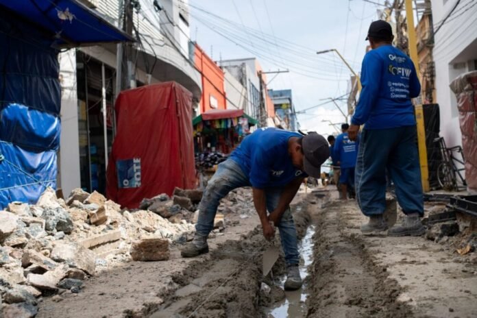 Prefeitura de Manaus moderniza drenagem no centro histórico com novas grelhas de fibra de vidro