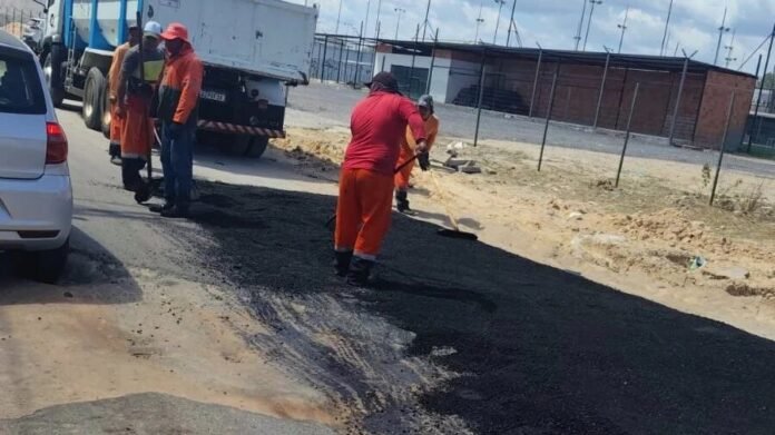 Prefeitura de Manaus intensifica manutenção asfáltica no bairro Flores para melhorar a malha viária