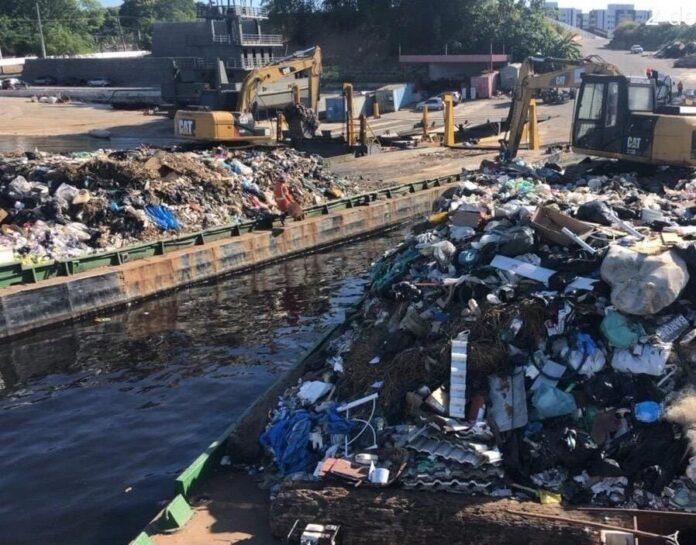 Prefeitura de Manaus transborda mais de 257 toneladas de lixo da orla em julho