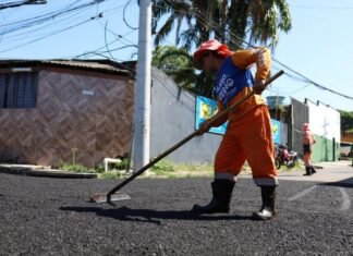 Prefeitura de Manaus intensifica obras de asfalto e melhora mobilidade no bairro Flores